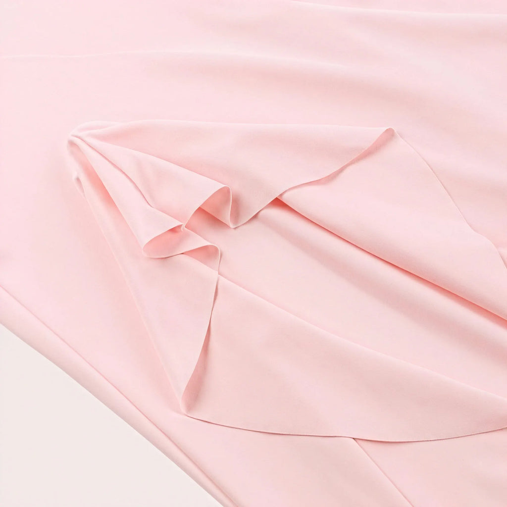 Fließendes Kleid mit elegantem Schlitz und zarten Rüschen
