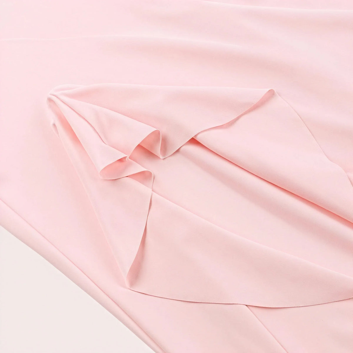Fließendes Kleid mit elegantem Schlitz und zarten Rüschen