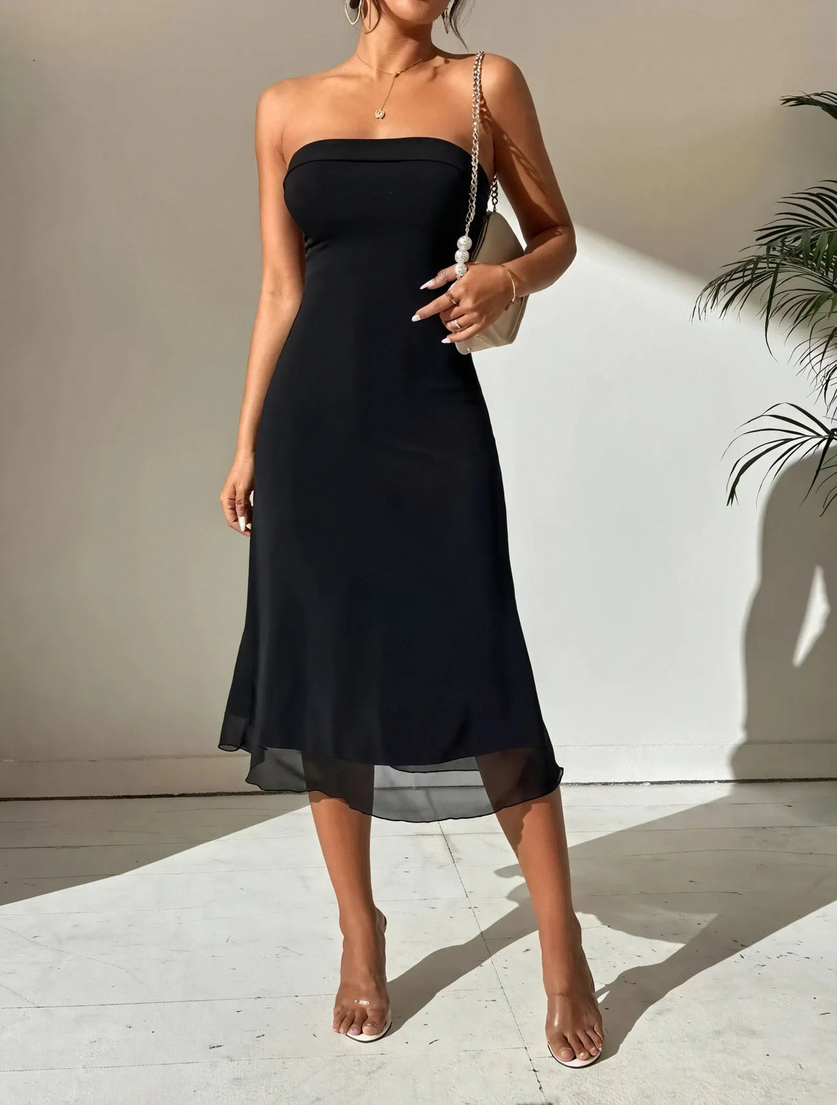 Elegantes Midi-Kleid mit schimmerndem Overlay