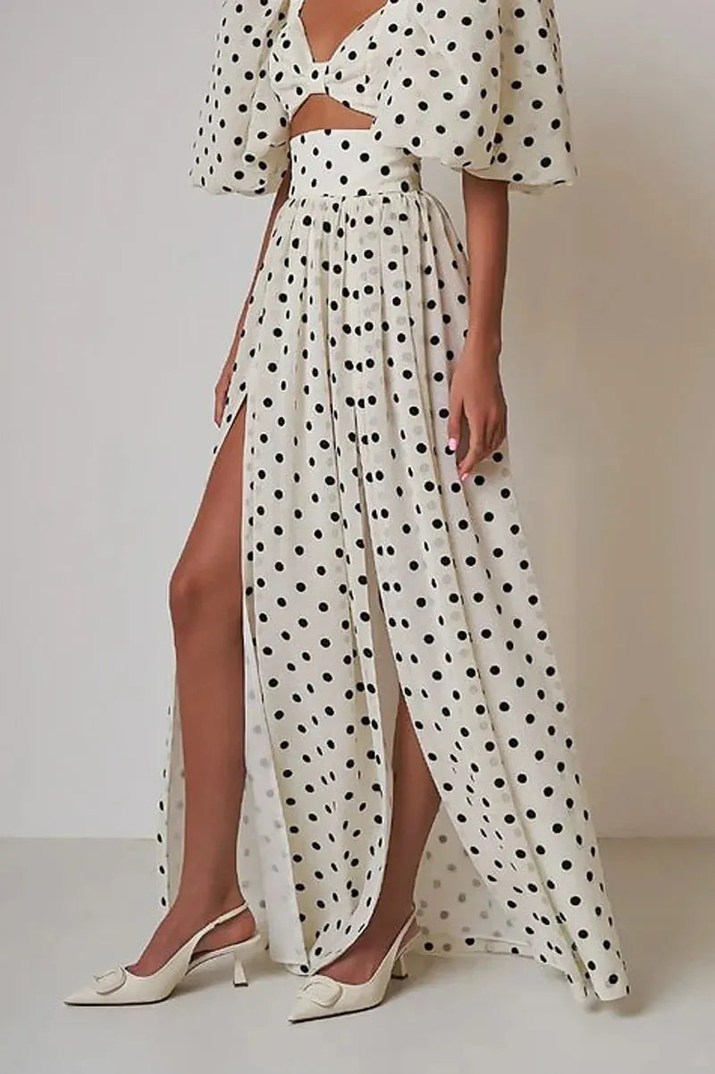 Sommerliches Punktmuster-Kleid mit Schlitz
