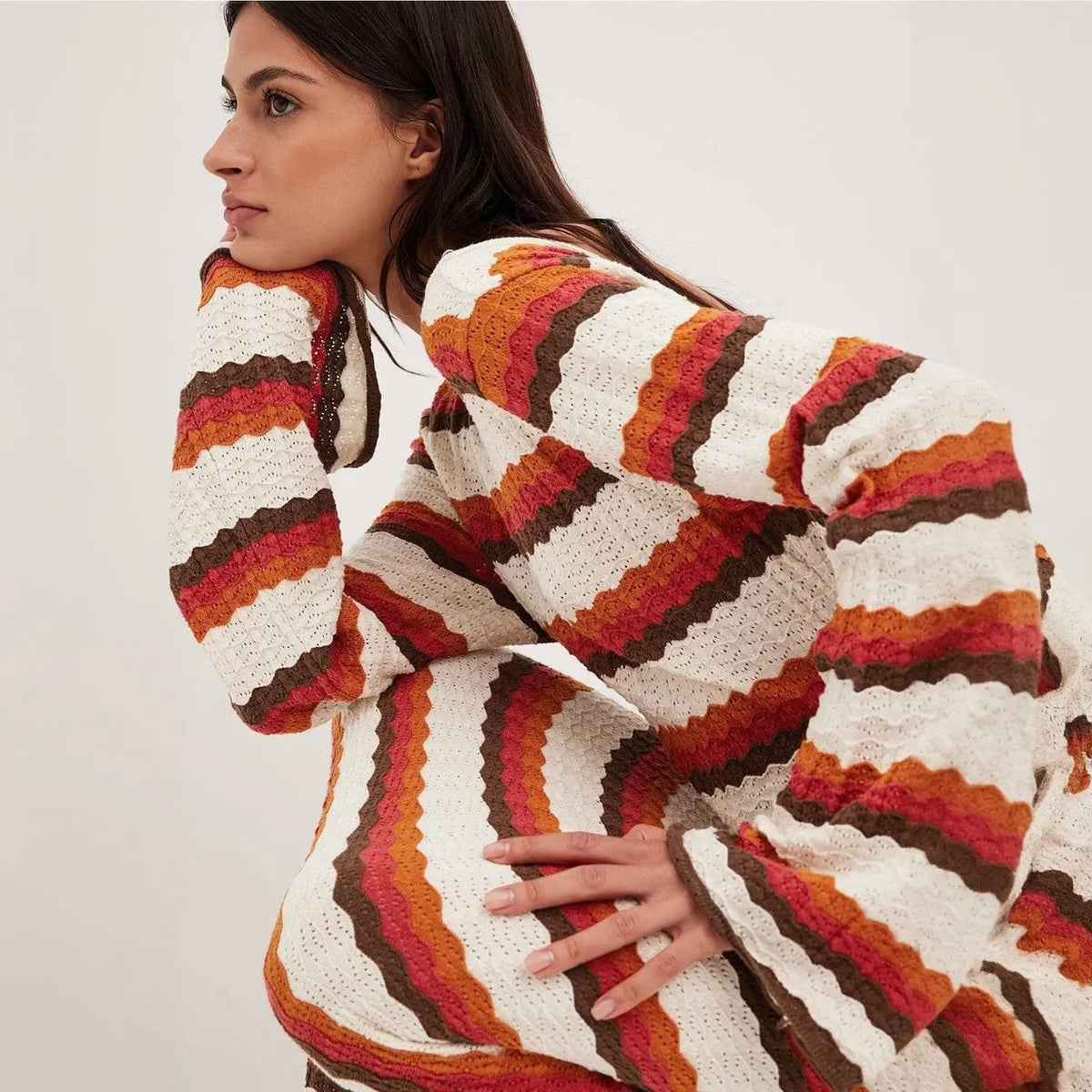 Gestreiftes Maxi-Strickkleid mit ausgestellten Ärmeln