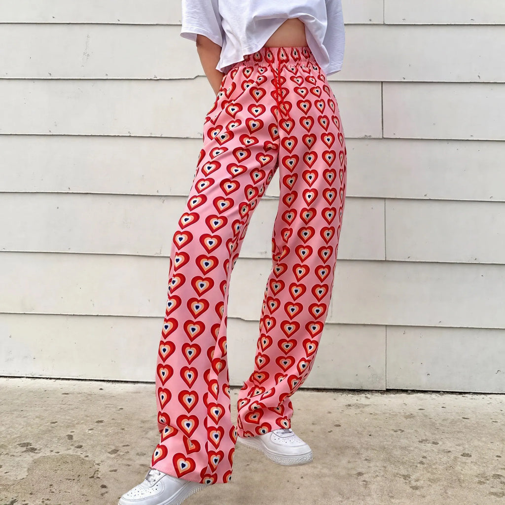 Herzgemusterte Hose mit weitem Bein