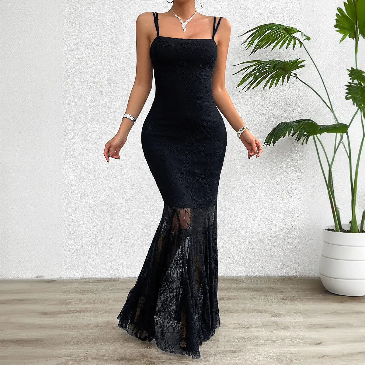 MORAYA | Maxi Jurk Van Kant Met Spaghettibandjes – Slim Fit, Elegant & Perfect Voor Avondgelegenheden