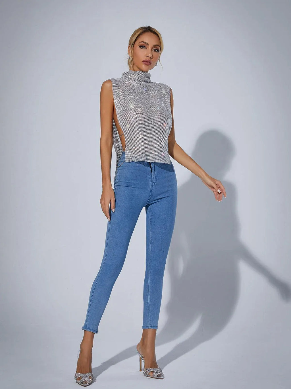 MARILYN | Glanzende Chainmail Top met Split en Kettingdetails – Zilverkleurig Statementstuk