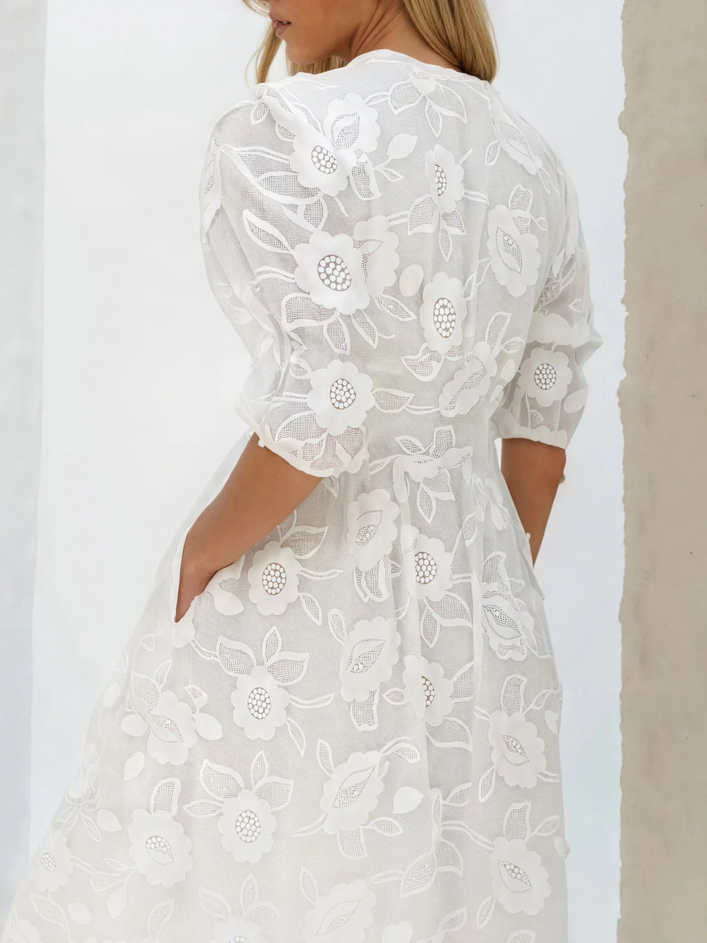 Weißes Besticktes Midi-Kleid – Knopfleiste, Kurze Ärmel