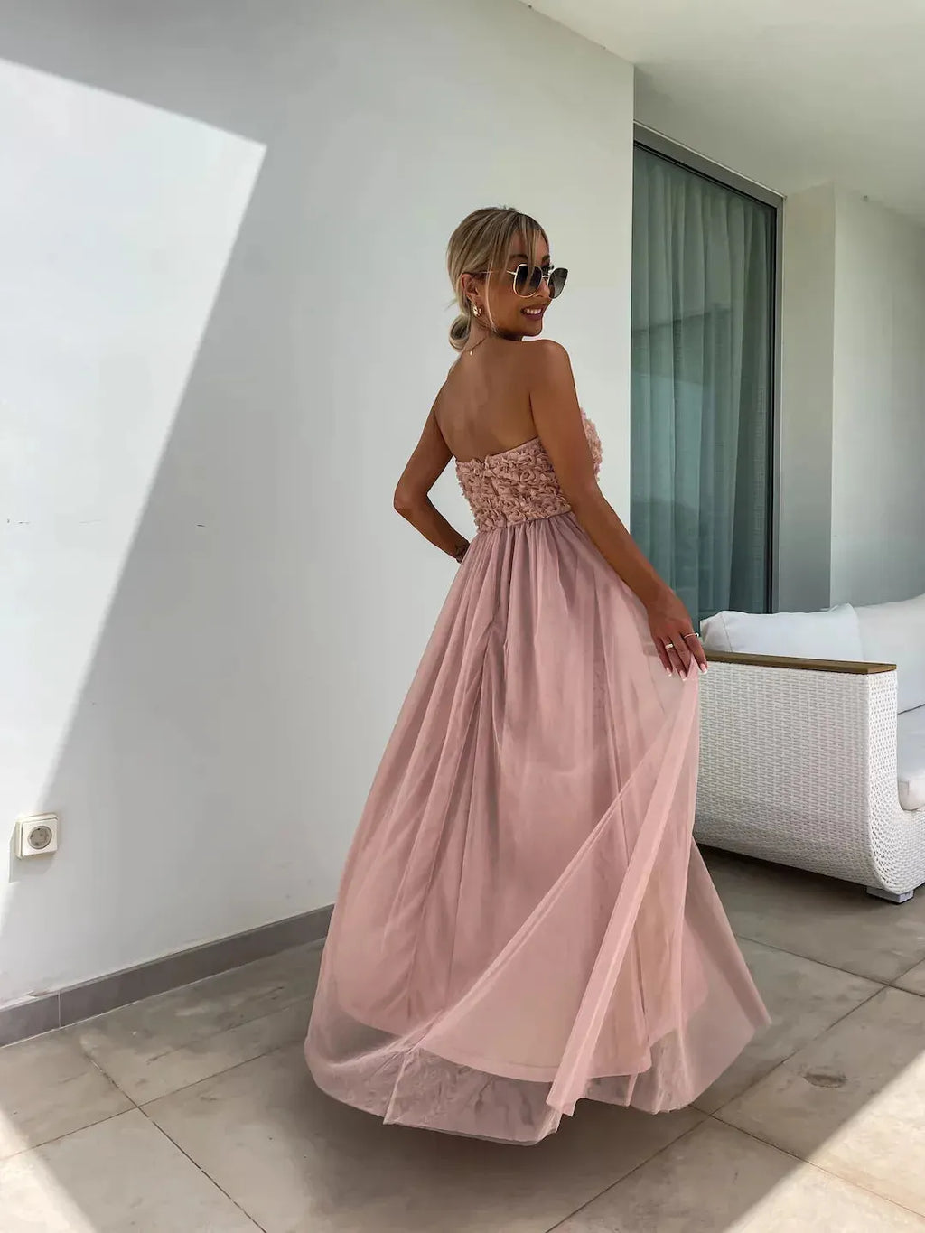 YVONNE | Strapless Maxi Jurk Met 3D Bloemenbuste En Split – Elegant, Romantisch, Vrouwelijk
