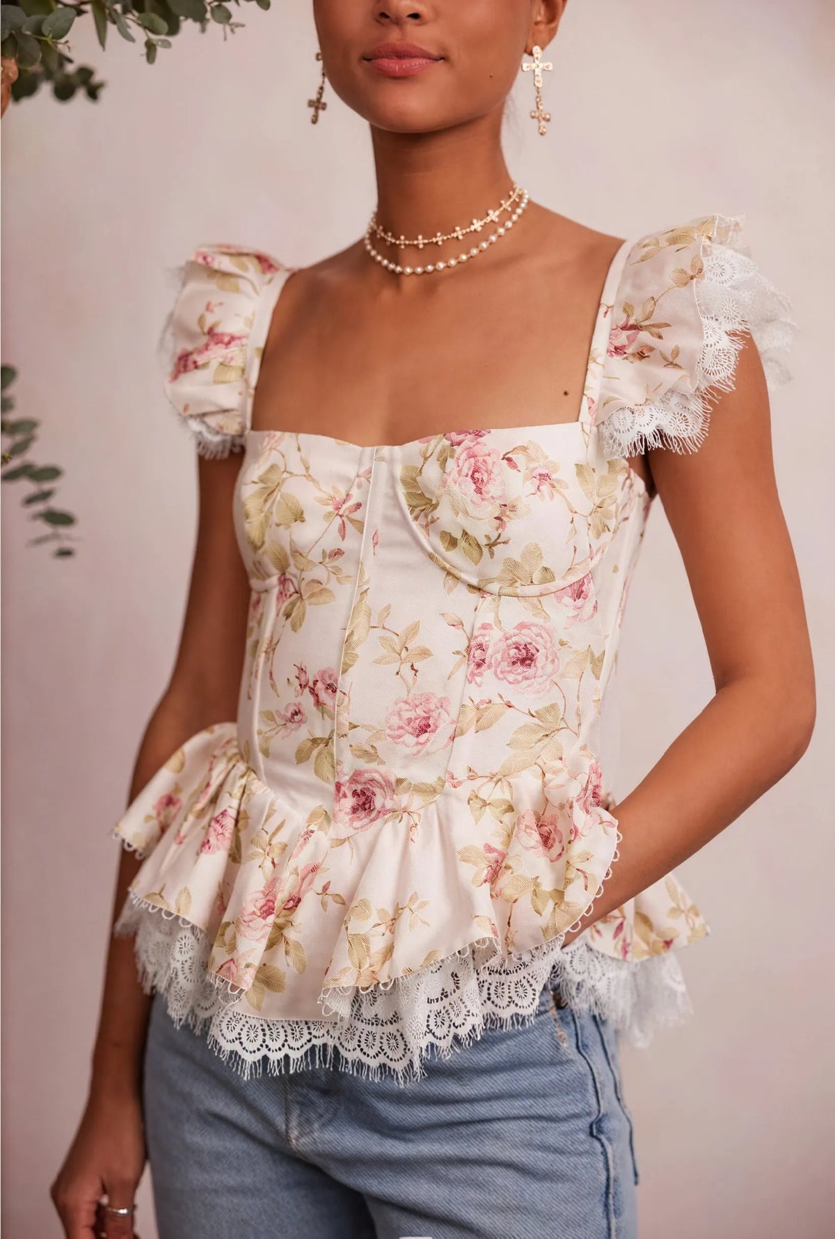 Romantisches Top mit floralem Muster