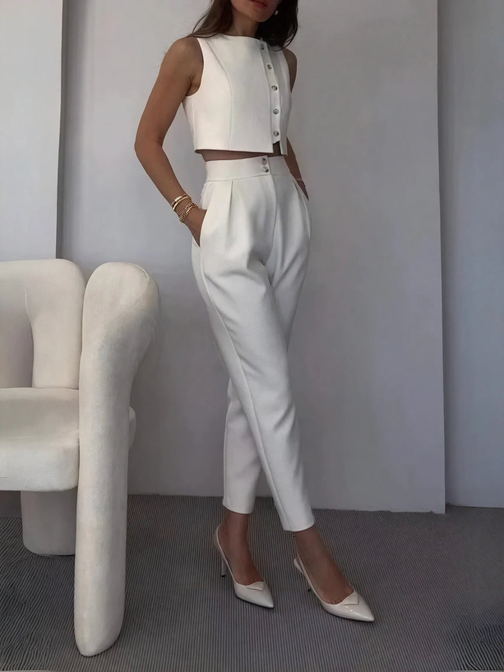 Minimalistischer Hosenanzug mit Cropped Top