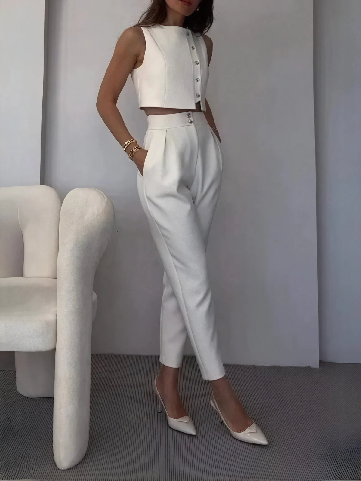 Minimalistischer Hosenanzug mit Cropped Top