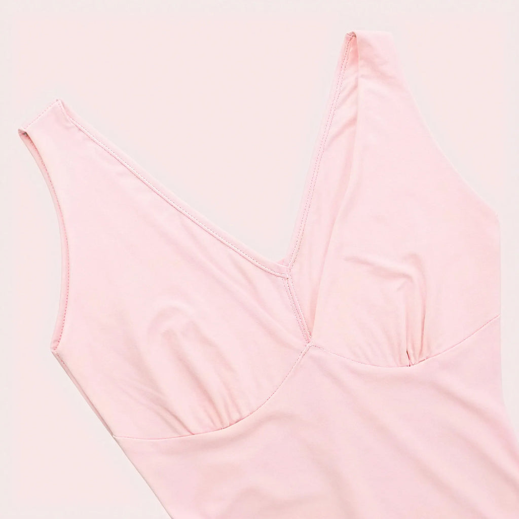 Fließendes Kleid mit elegantem Schlitz und zarten Rüschen