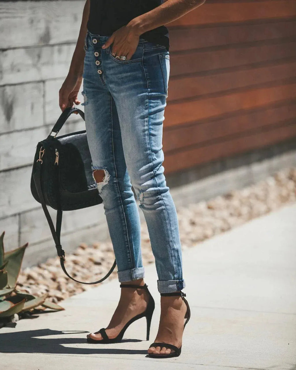 - Hellblaue zerrissene Jeans