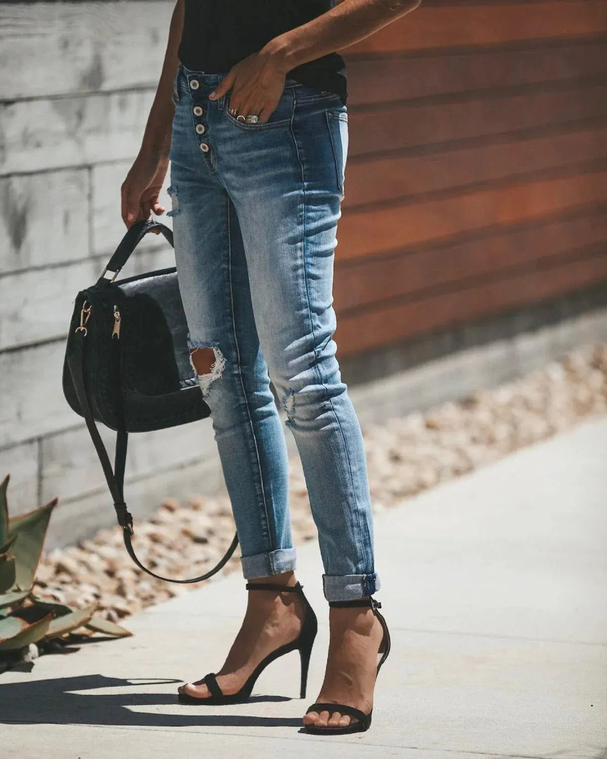 - Hellblaue zerrissene Jeans