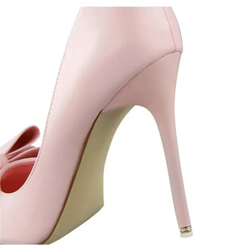DAIMY | Luxe Puntige Statement Hakken Voor Dames Met Strik - Klassiek, Stijlvol & Sierlijk