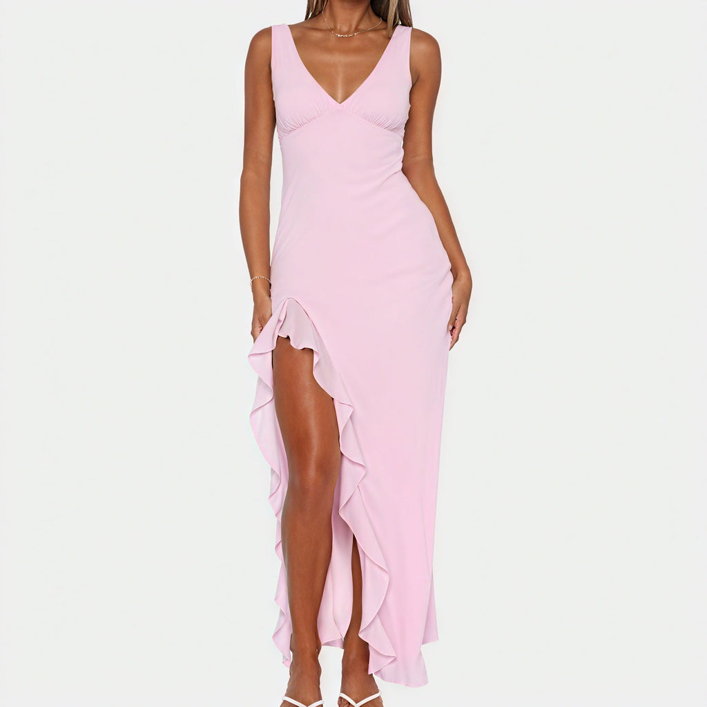 Fließendes Kleid mit elegantem Schlitz und zarten Rüschen