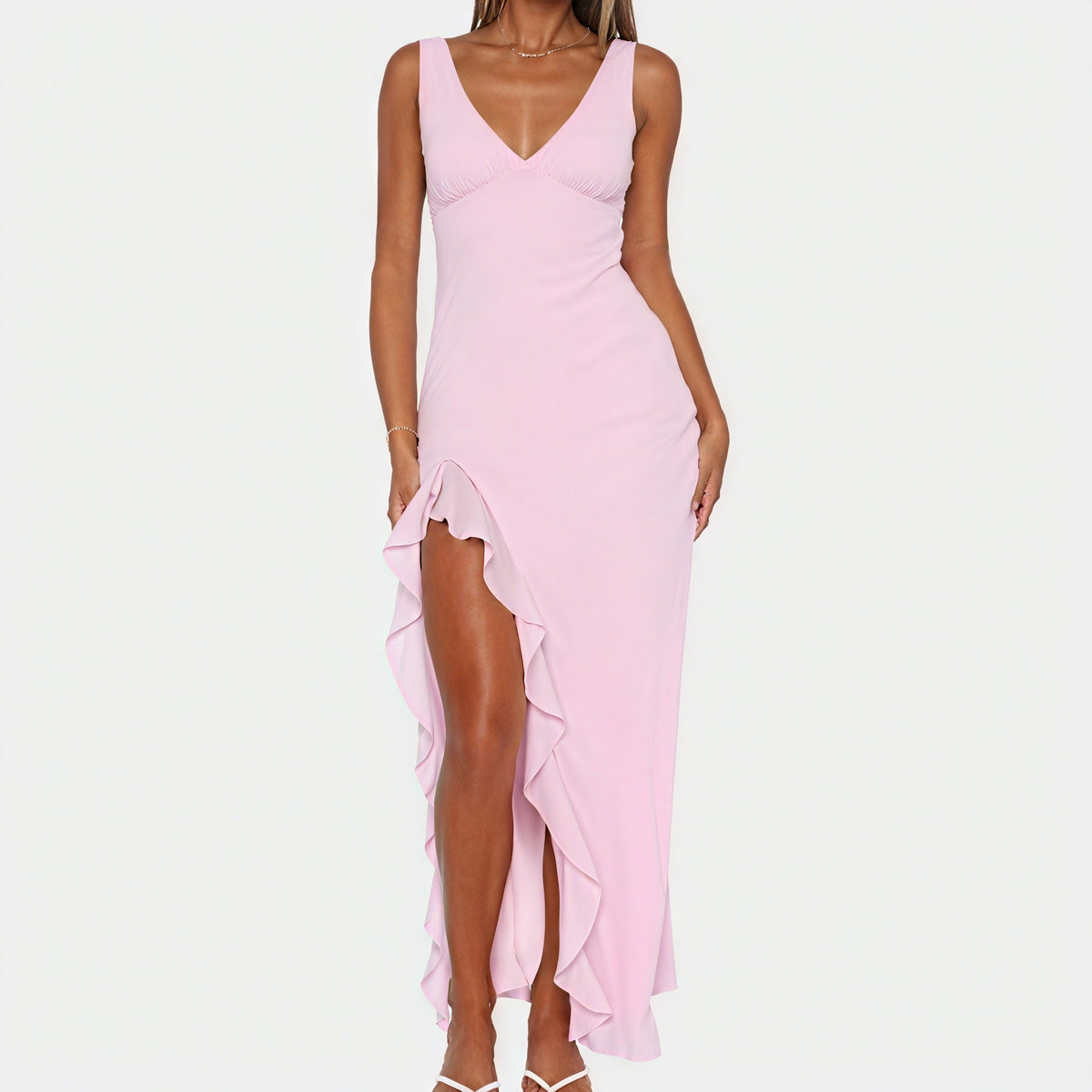Fließendes Kleid mit elegantem Schlitz und zarten Rüschen