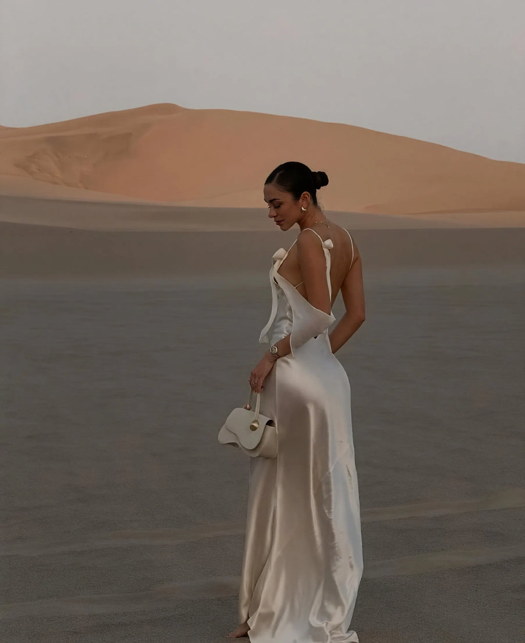 Satin Maxikleid – Wasserfallausschnitt, Spaghettiträger