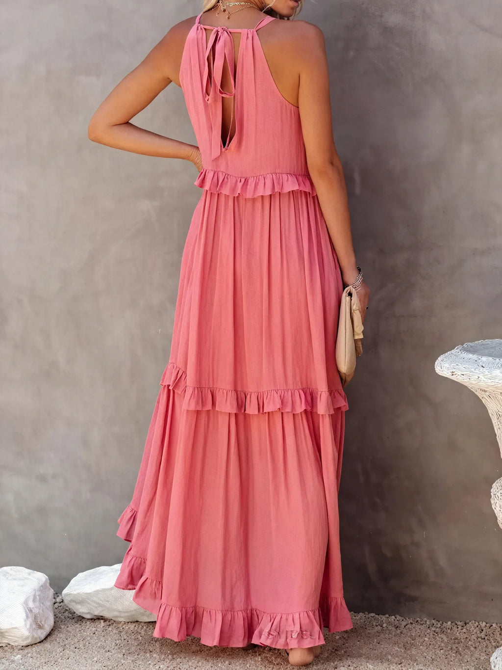 Fließendes Halter-Maxikleid mit zarten Rüschen