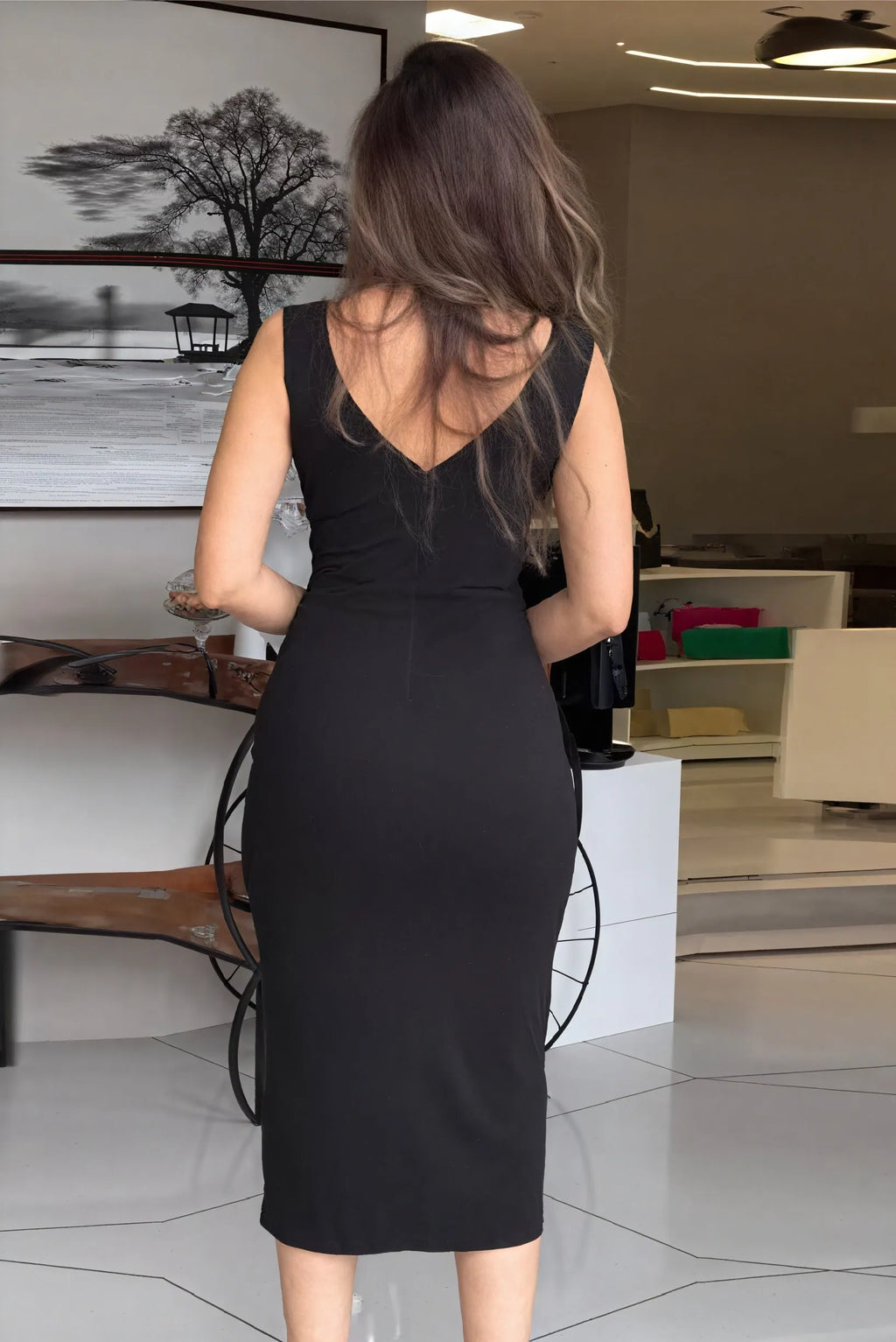 Figurbetontes Midikleid mit Knotendetail