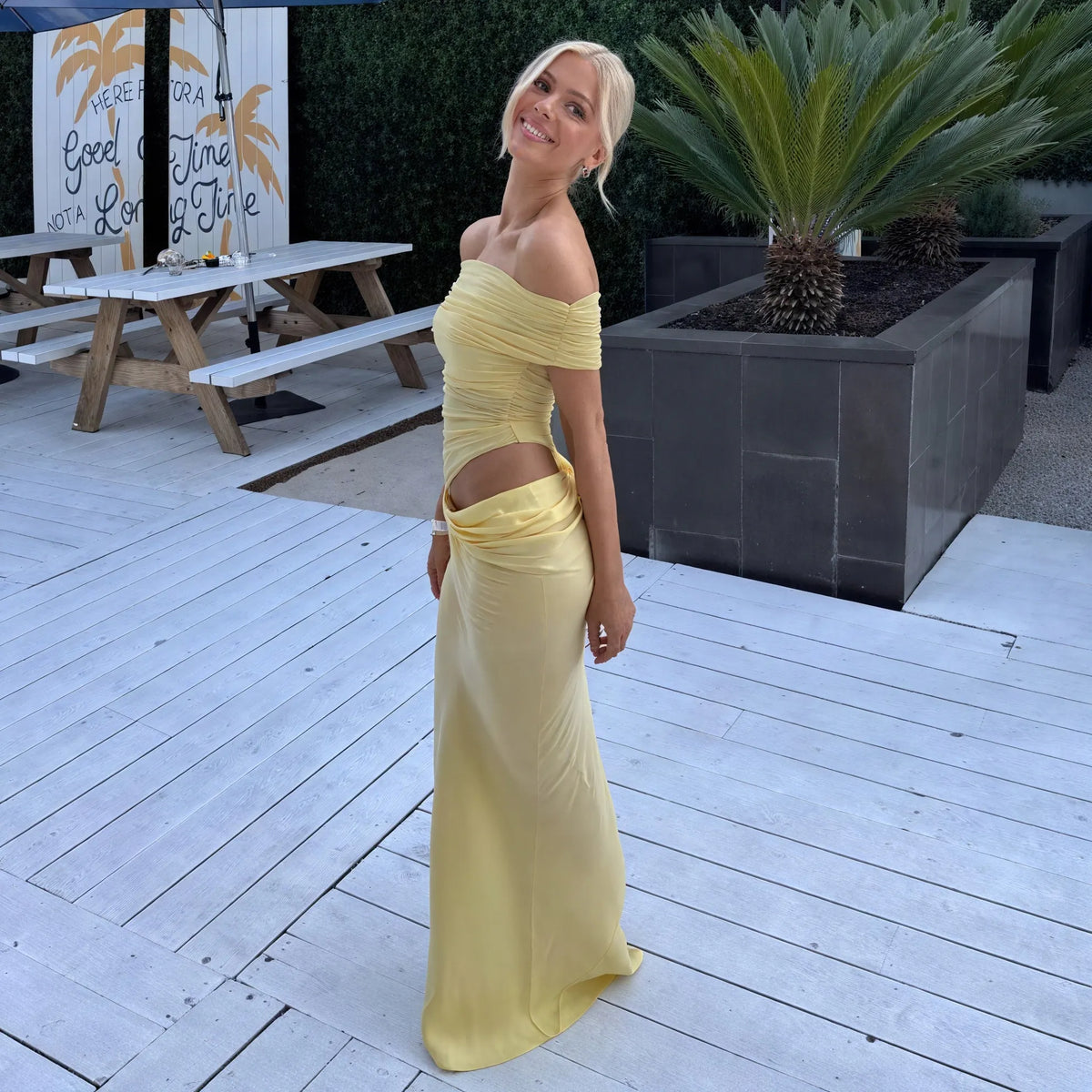 Schulterfreies Maxikleid – Eleganter Taillenausschnitt