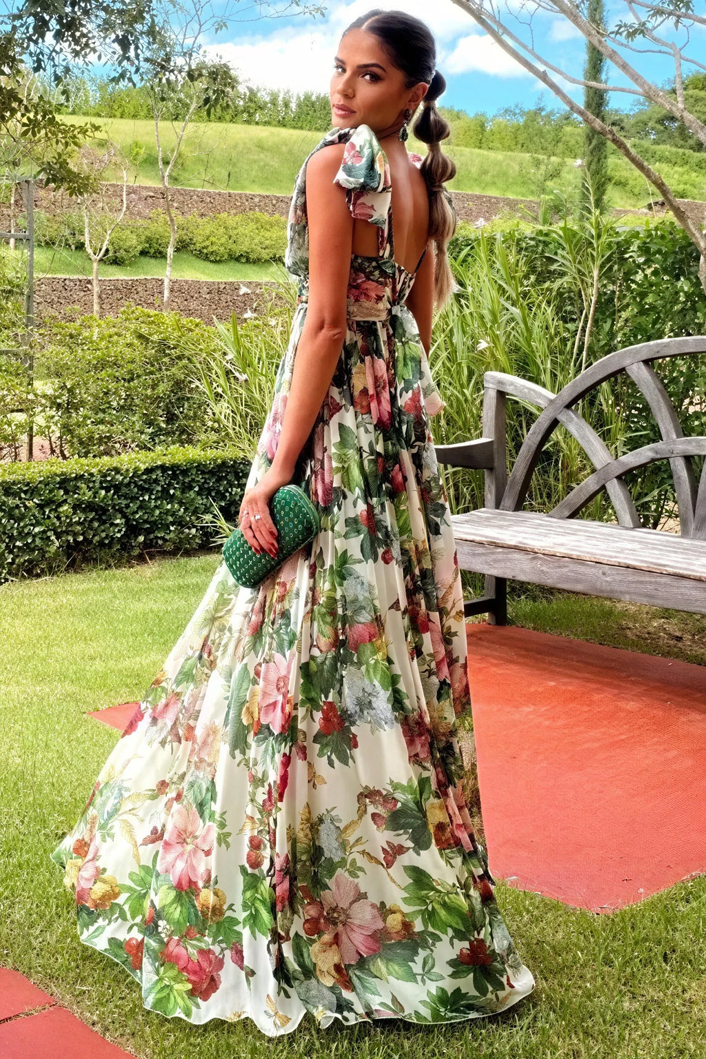 Blumiges Kleid mit fließendem Schnitt