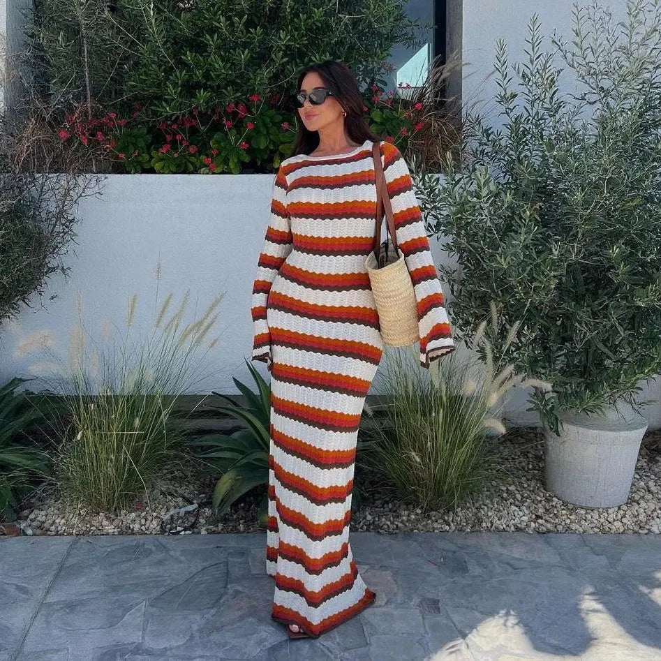 Gestreiftes Maxi-Strickkleid mit ausgestellten Ärmeln
