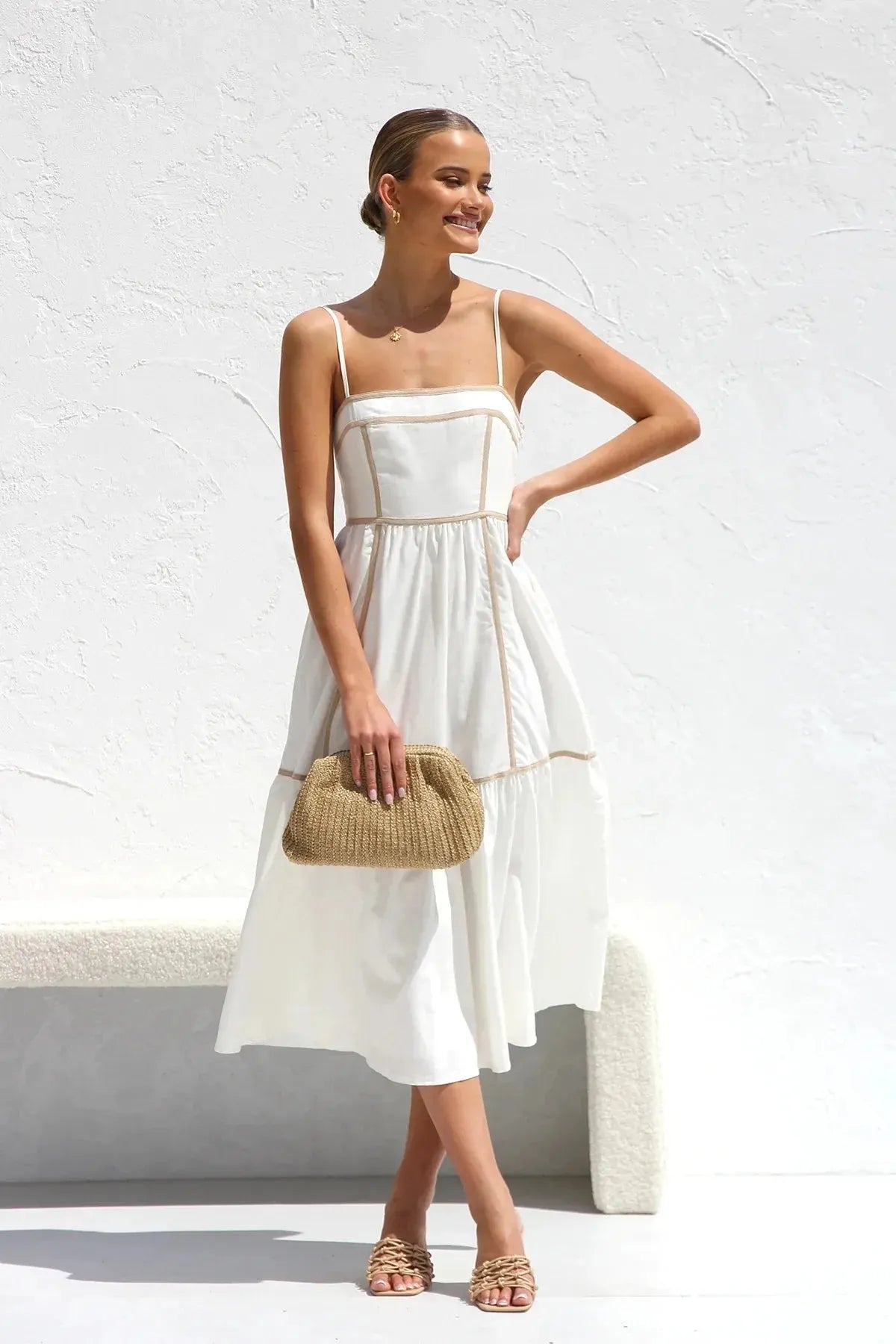 YVIE | Mouwloze Midi Jurk Met Contrastbiezen En Zwierige Rok – Licht, Elegant, Zomers