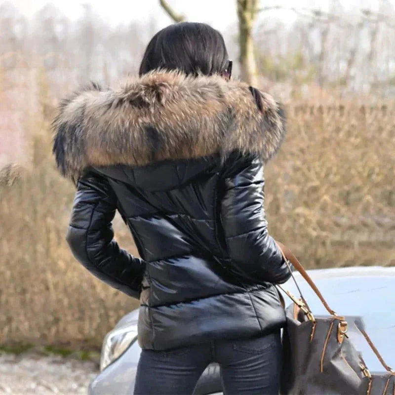 - Winterjacke mit Fellkapuze