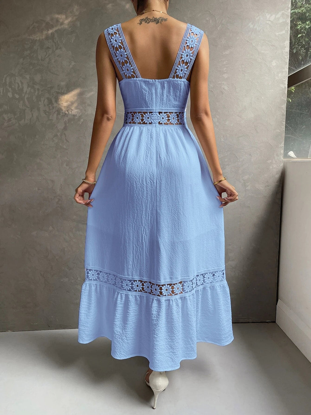 Vestido Branco Longo Aline com Detalhes em Renda
