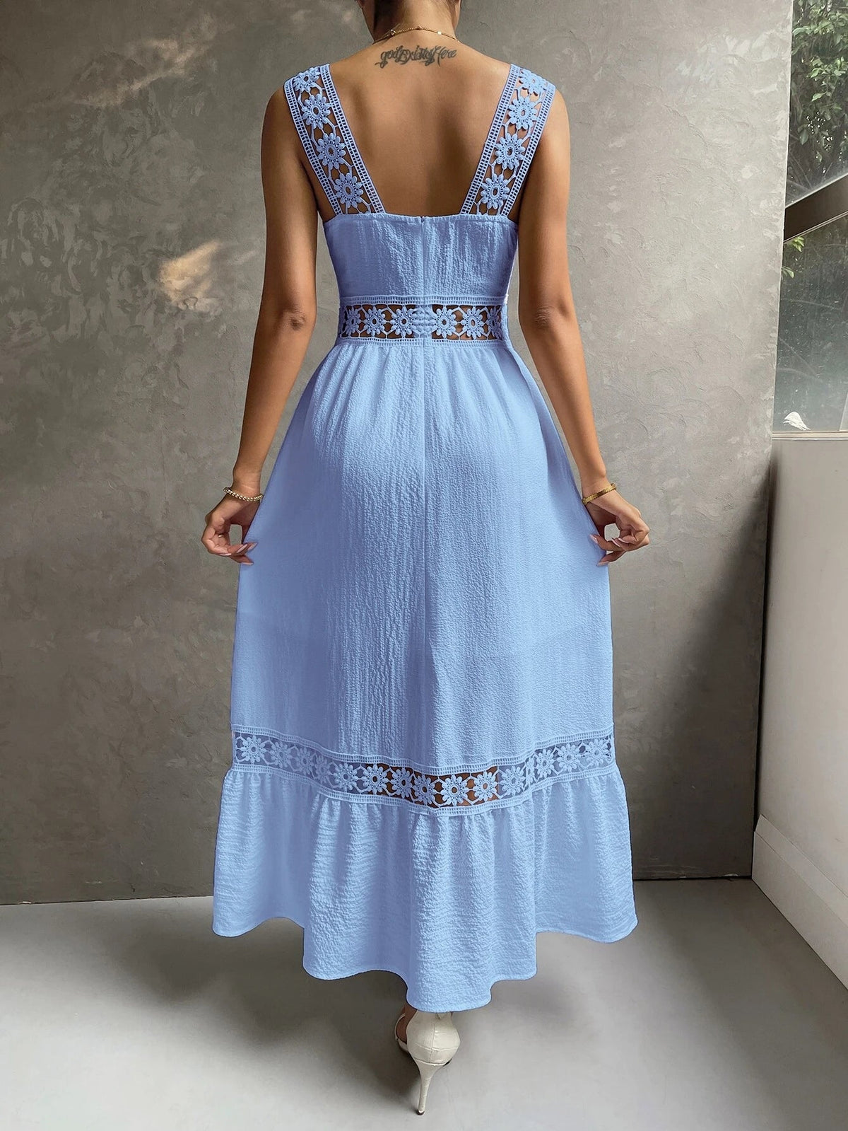 Vestido Branco Longo Aline com Detalhes em Renda