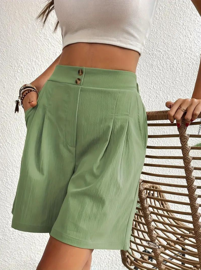 High-Waist Shorts – Bundfalten & Taschen