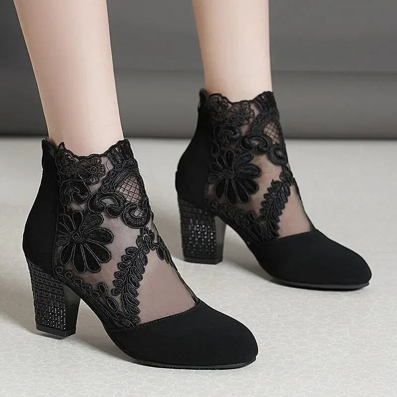 - Sandalen mit Spitzenblumen