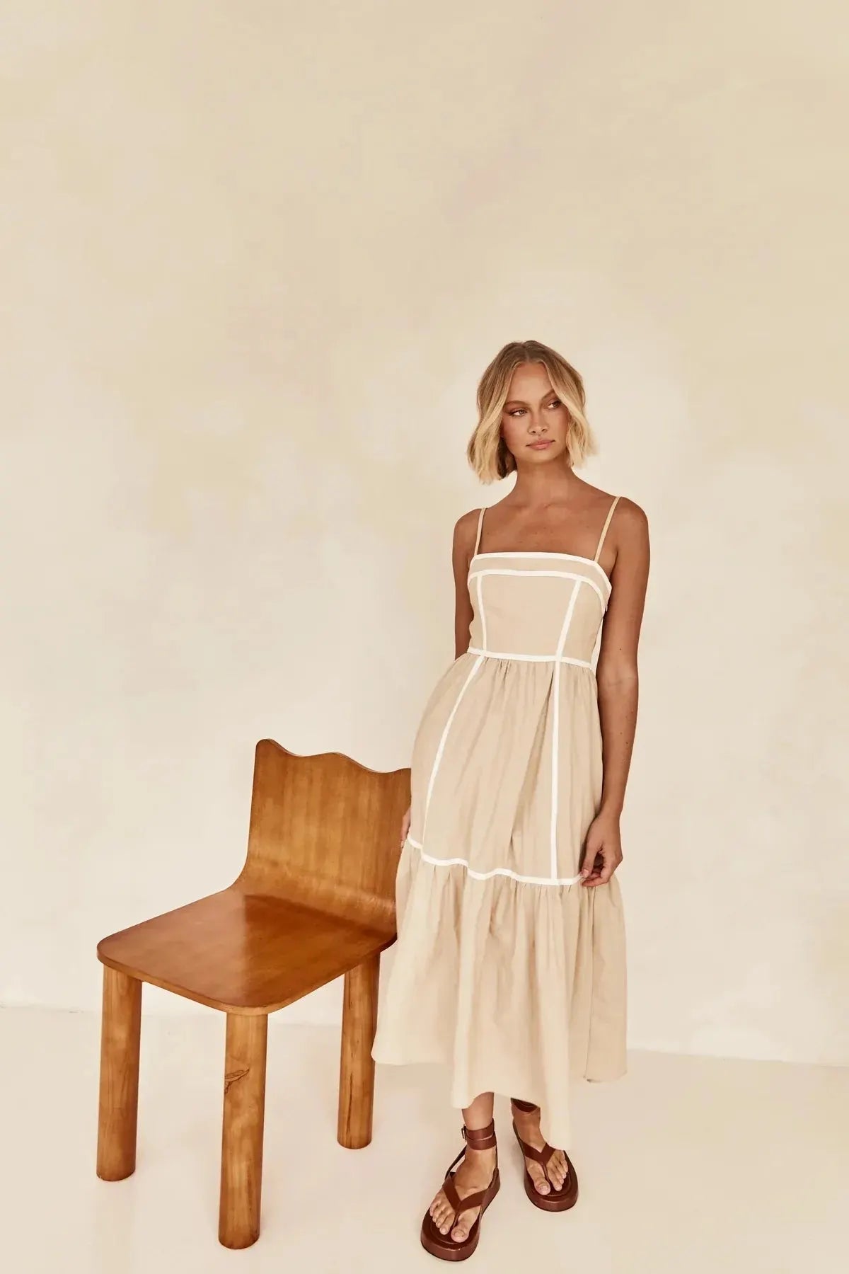 YVIE | Mouwloze Midi Jurk Met Contrastbiezen En Zwierige Rok – Licht, Elegant, Zomers