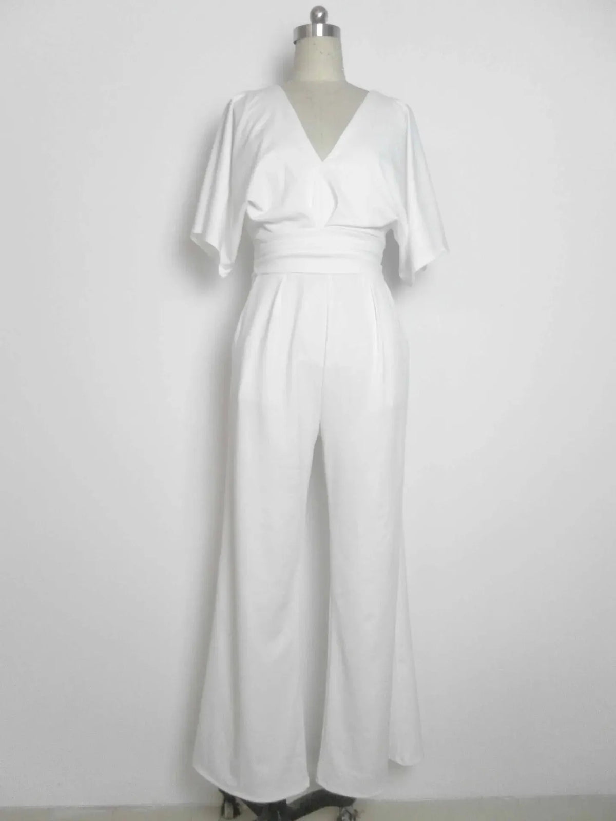Eleganter Jumpsuit mit V-Ausschnitt