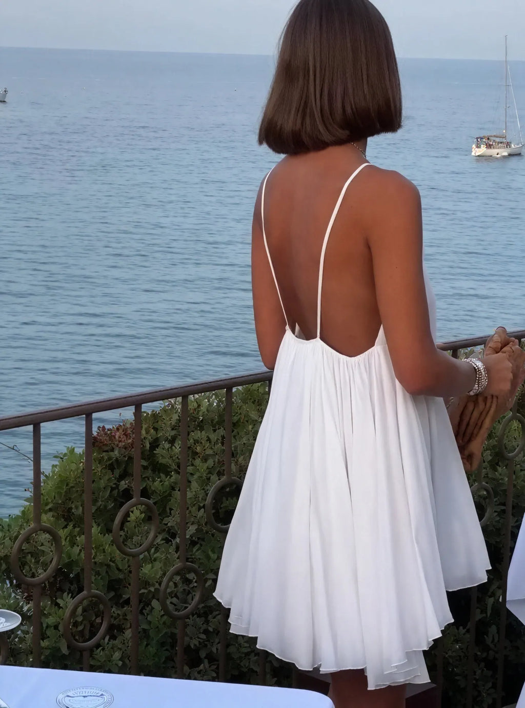 Fließendes V-Ausschnitt-Kleid mit zarten Spaghettiträgern