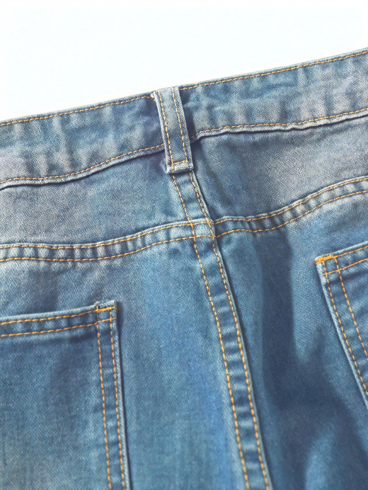 Loose Fit Jeans – Hellblau mit Knopfleiste & Umschlag