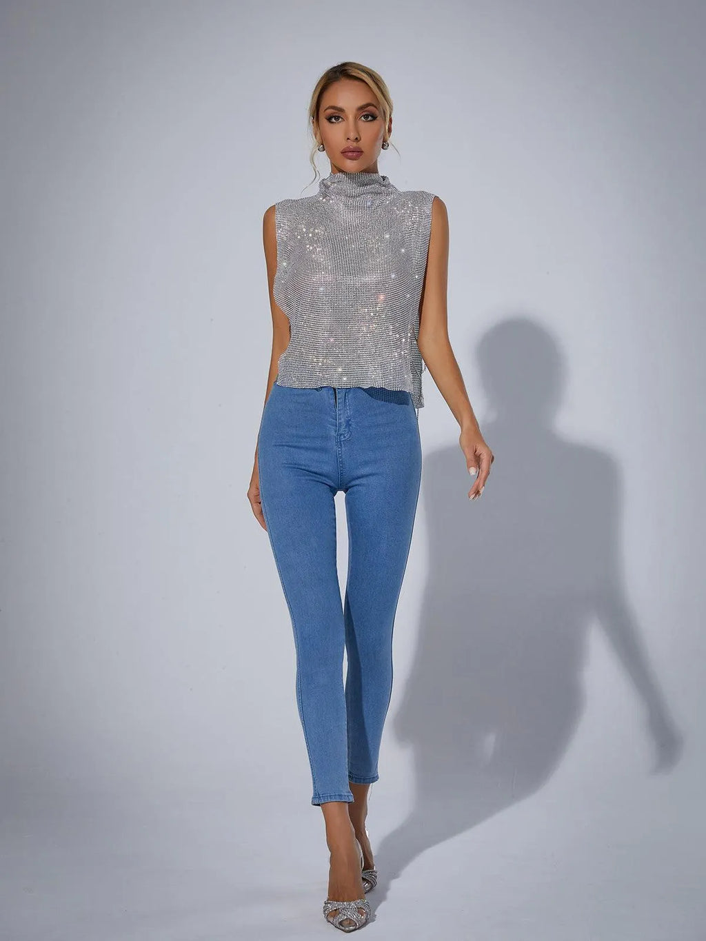 MARILYN | Glanzende Chainmail Top met Split en Kettingdetails – Zilverkleurig Statementstuk