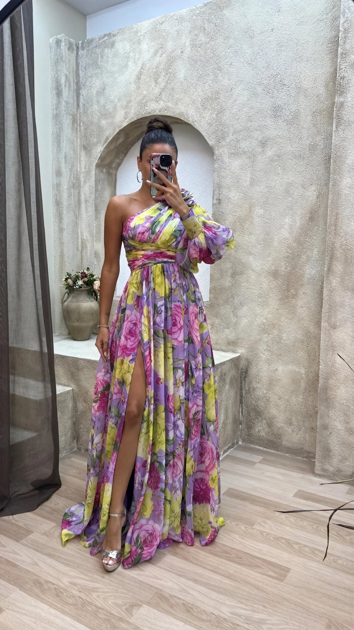 Elegantes Kleid mit floralem Print und One-Shoulder-Design