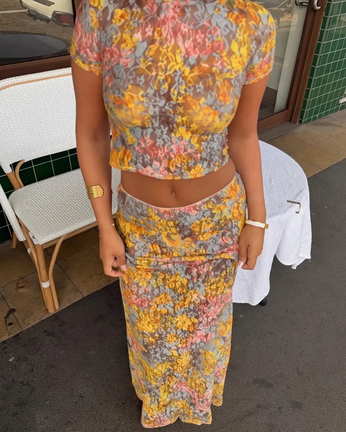 Blumiges Zweiteiler Set – Crop Top & Maxi Rock