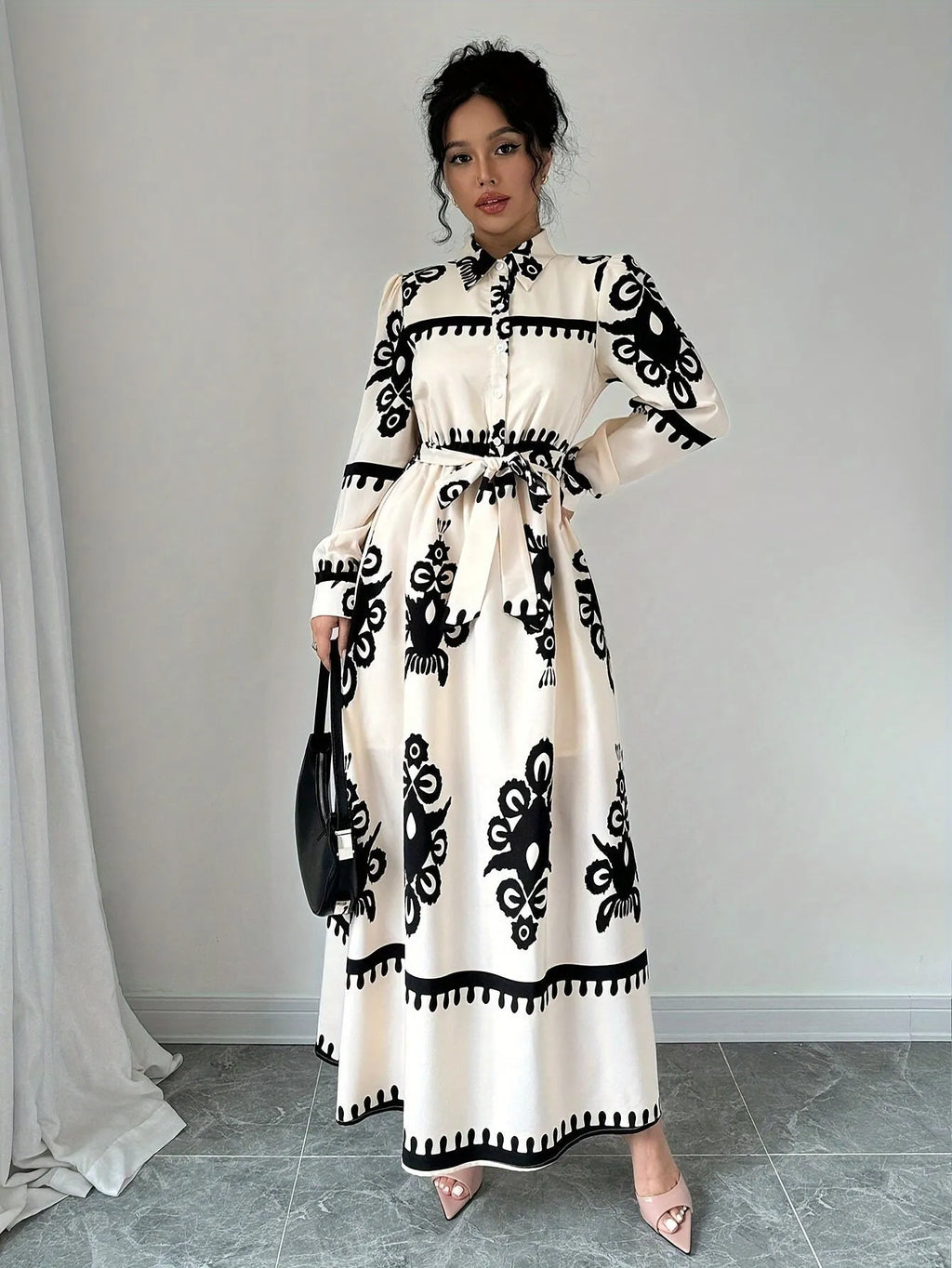 Gemustertes Langarm-Kleid mit Bindegürtel