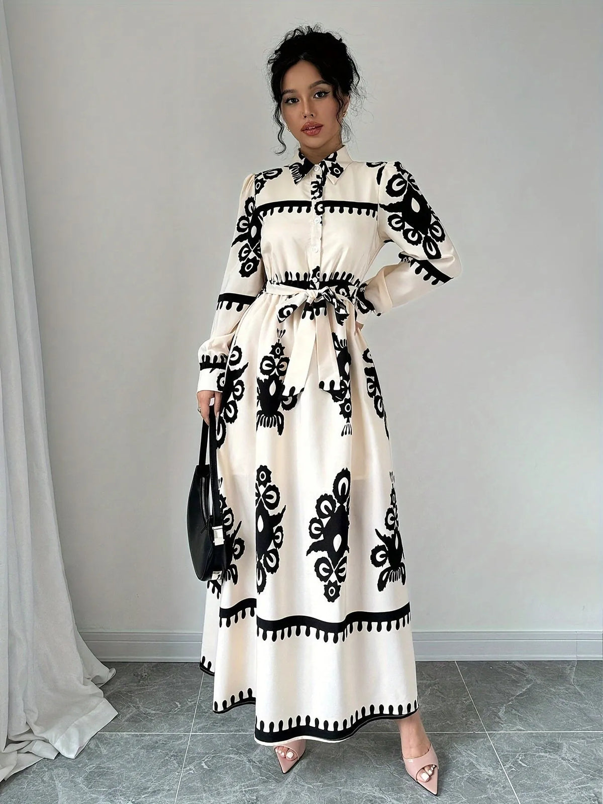Gemustertes Langarm-Kleid mit Bindegürtel