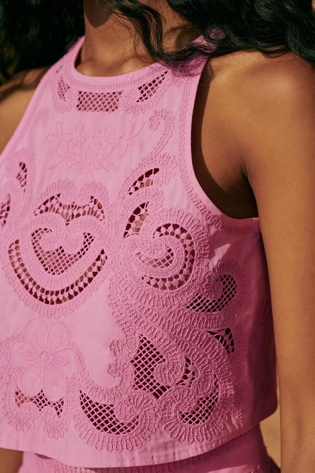 Pinker Zweiteiler – Laser Cut Crop Top & Rock mit Schlitz