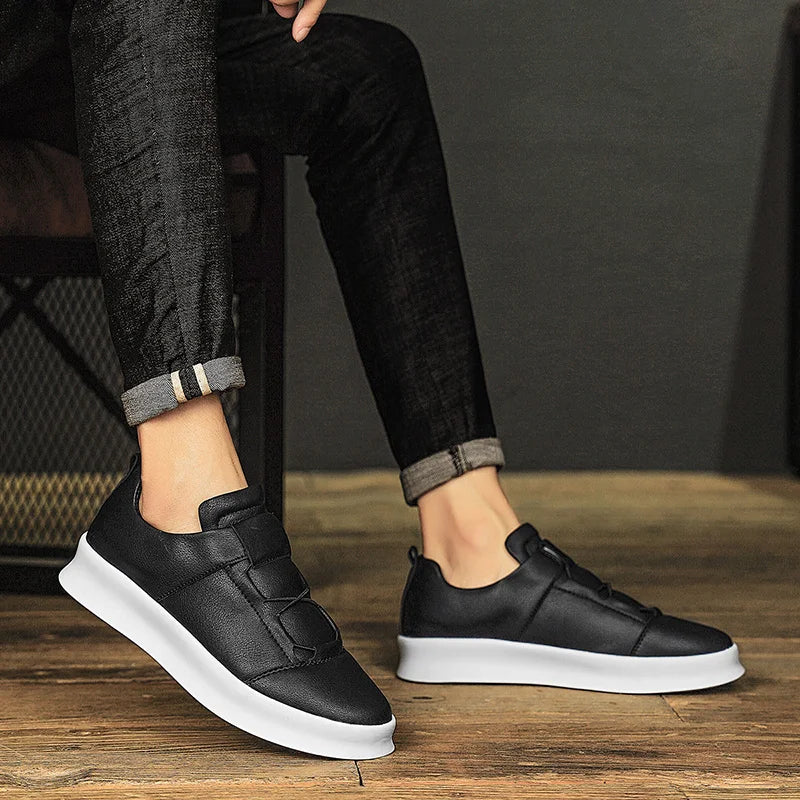 Moderne Leder-Sneaker mit niedrigem Schaft
