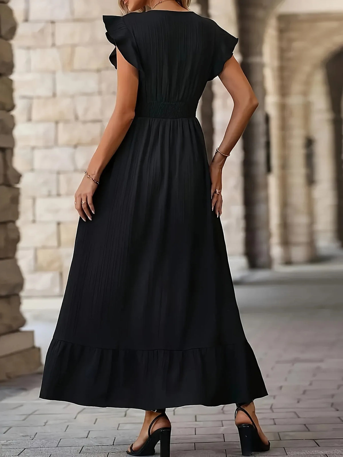 Elegantes Kleid mit V-Ausschnitt, hoher Taille und RÃ¼schenÃ¤rmeln