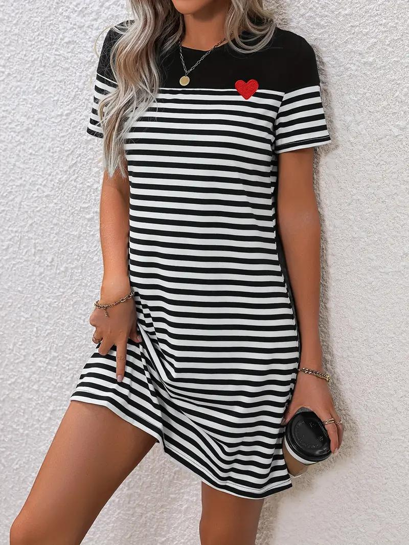Gestuftes Kleid mit Herz-Detail