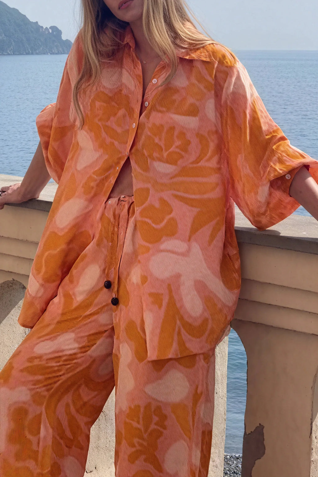 Gemusterter Pyjama mit weitem Bein