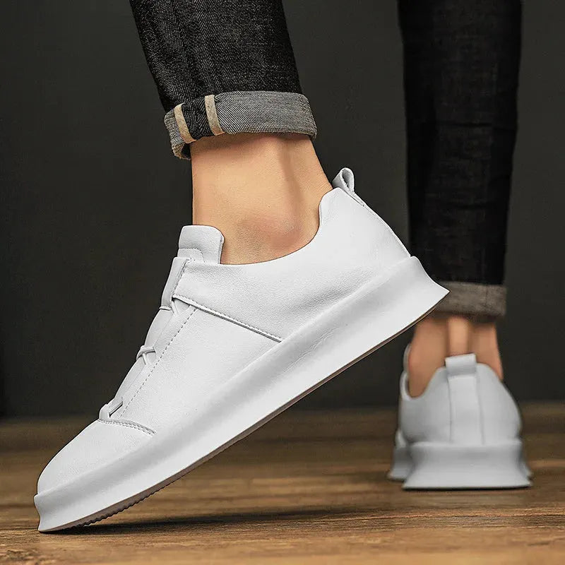 Moderne Leder-Sneaker mit niedrigem Schaft