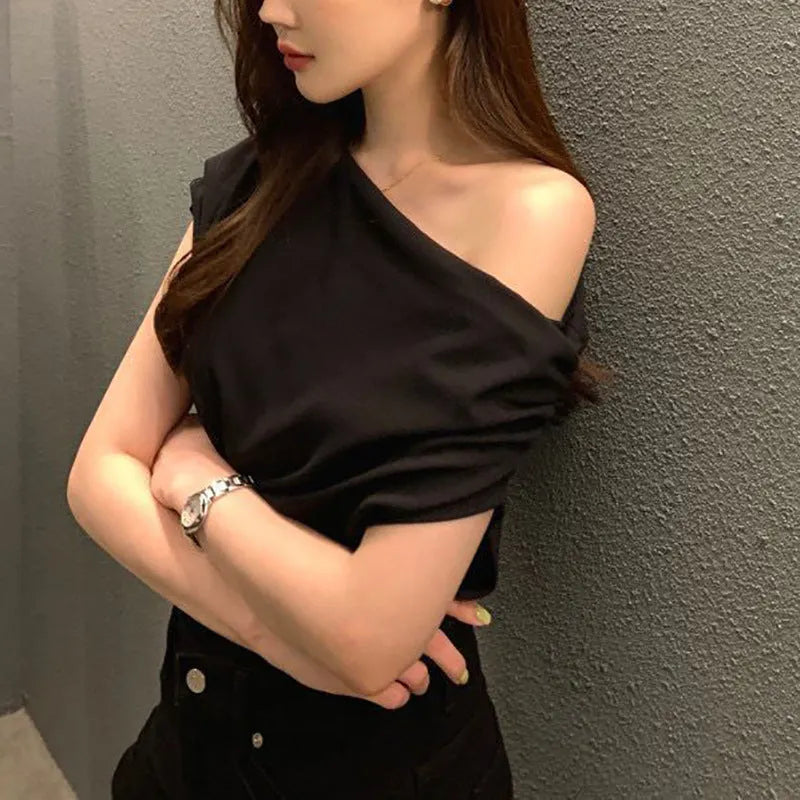 Short-sleeved top with irregular shoulders
