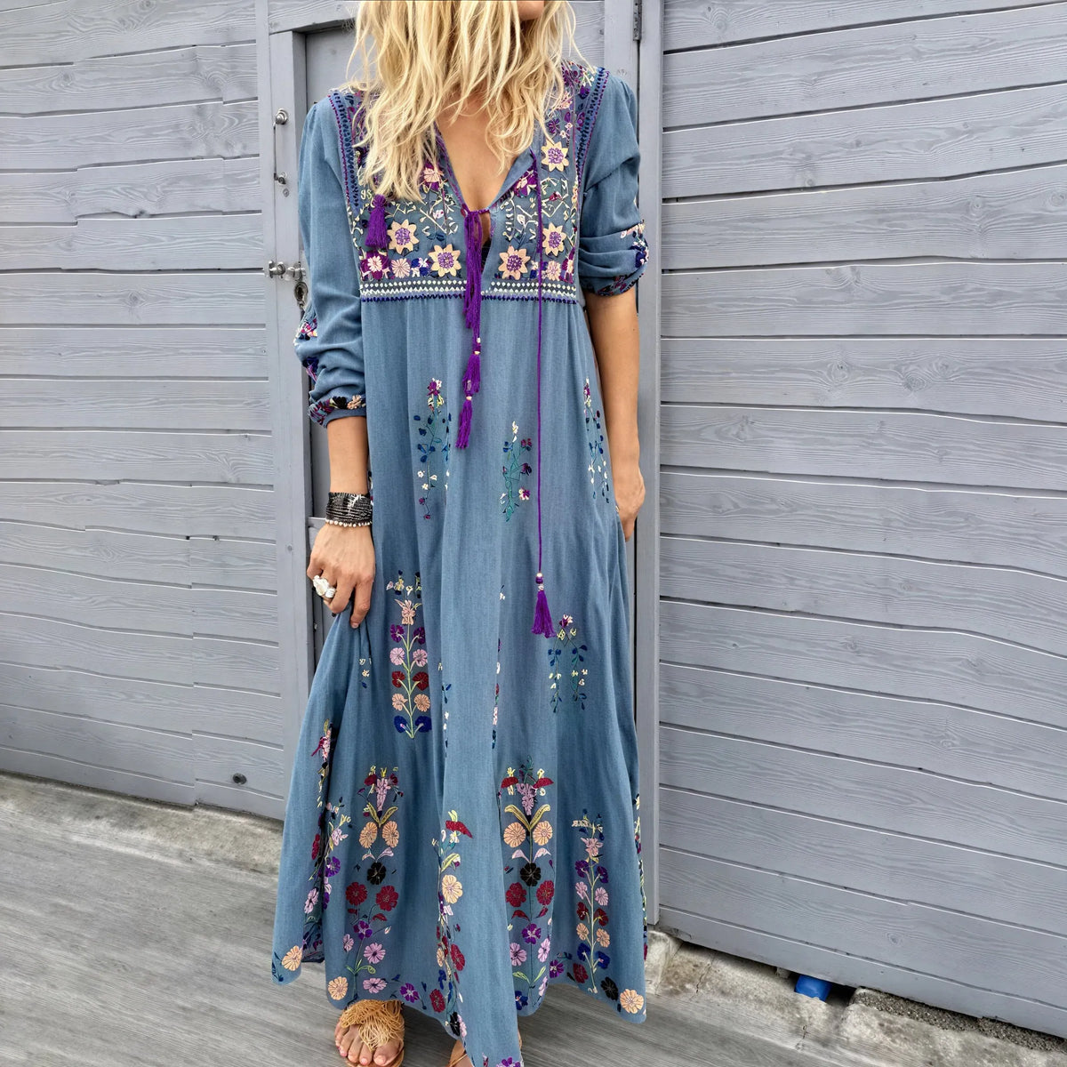 Fließendes Kleid mit floralen Akzenten