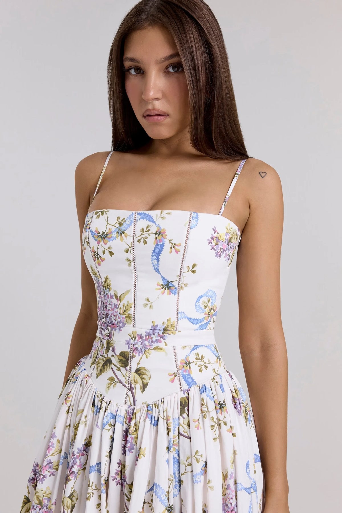 Romantisches Kleid mit floralem Muster und fließendem Rock