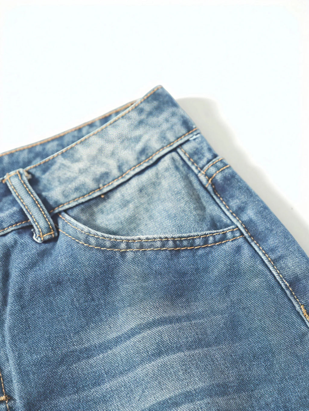 Loose Fit Jeans – Hellblau mit Knopfleiste & Umschlag